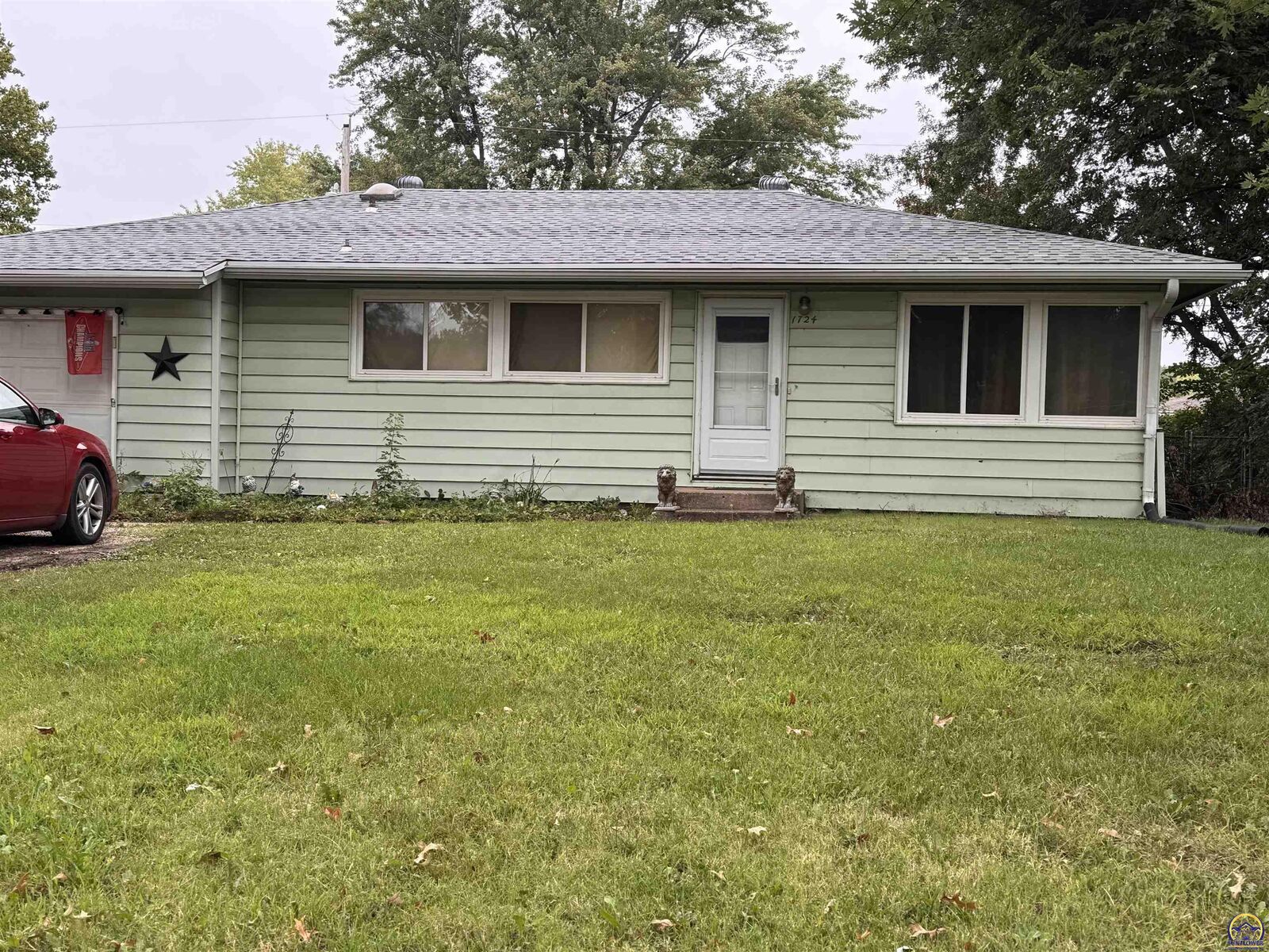 Property Photo:  1724 SW Harp Pl  KS 66611 