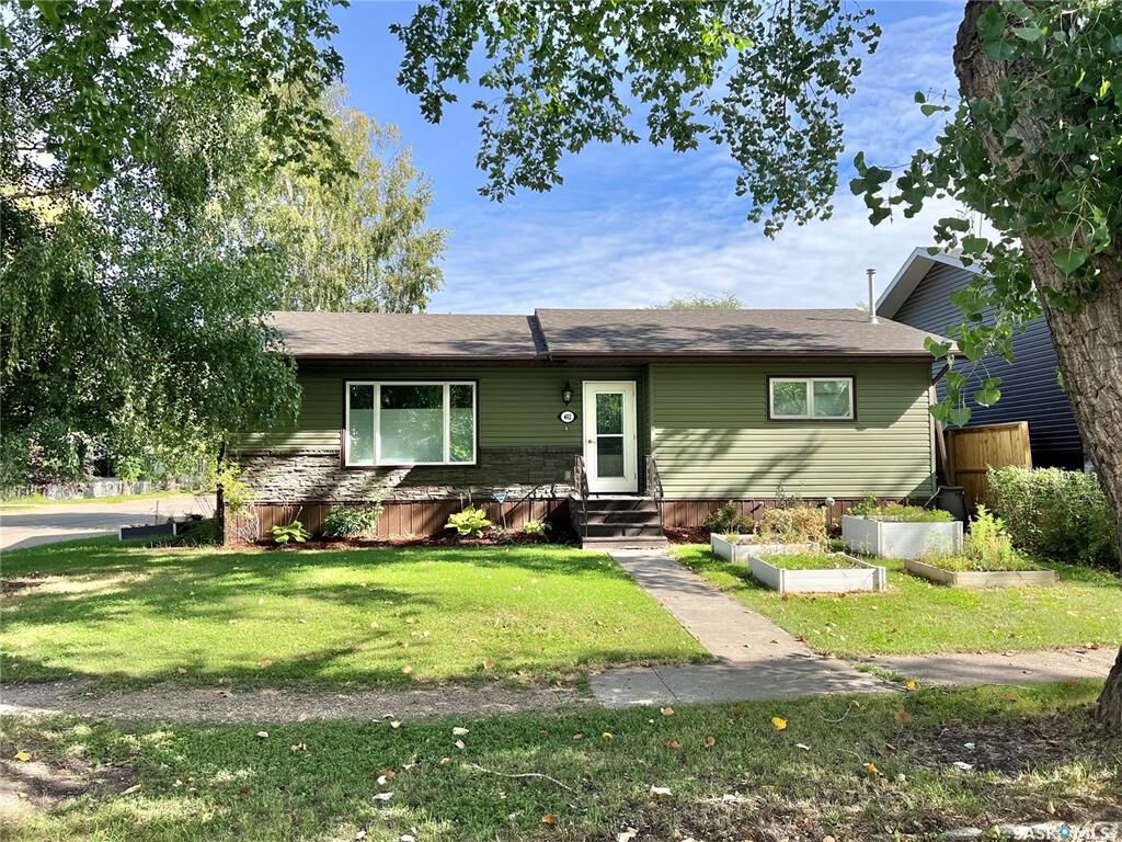Property Photo:  402 Crawford Avenue E  SK S0E 1A0 