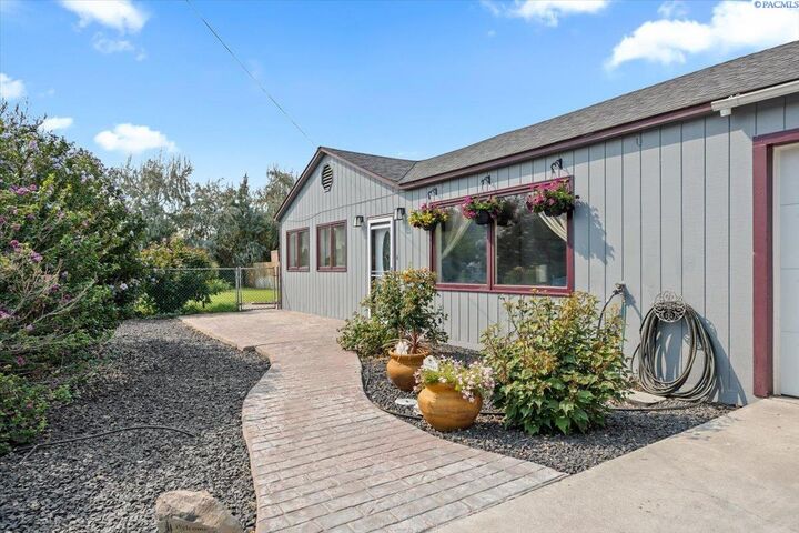Property Photo: 66202 N 46th Ave WA 99353