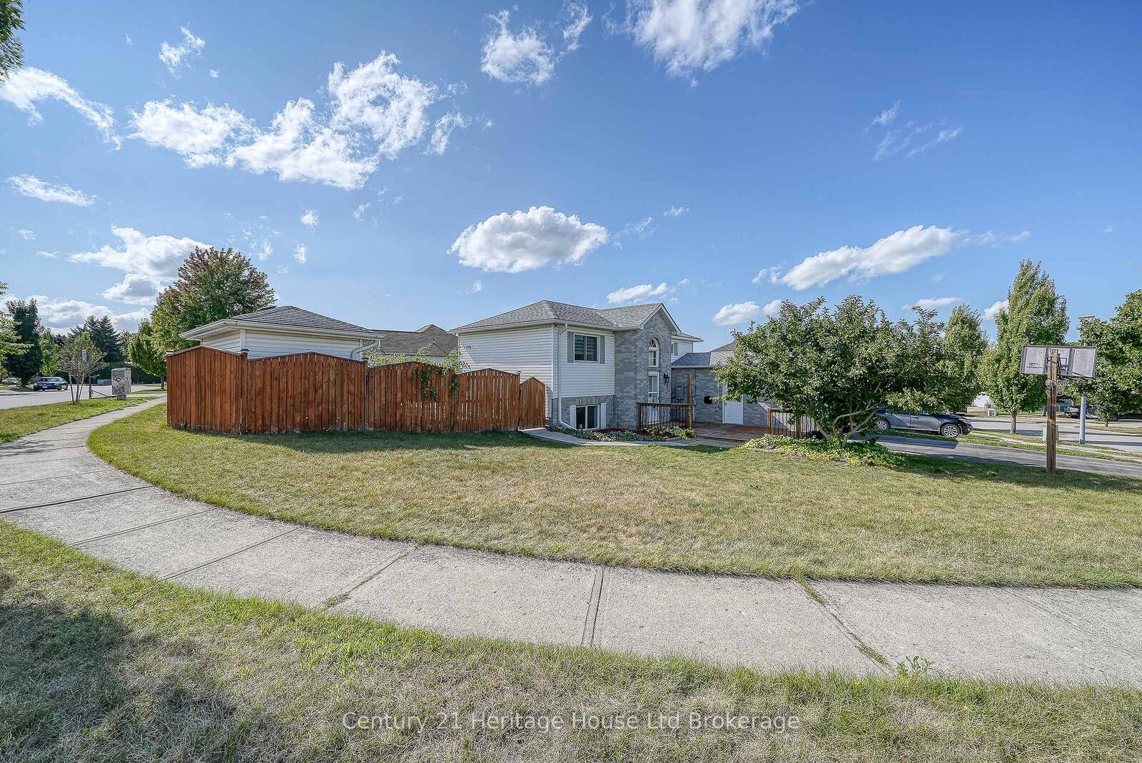 Property Photo: 50 Pebble Beach Court ON N4S 8X2