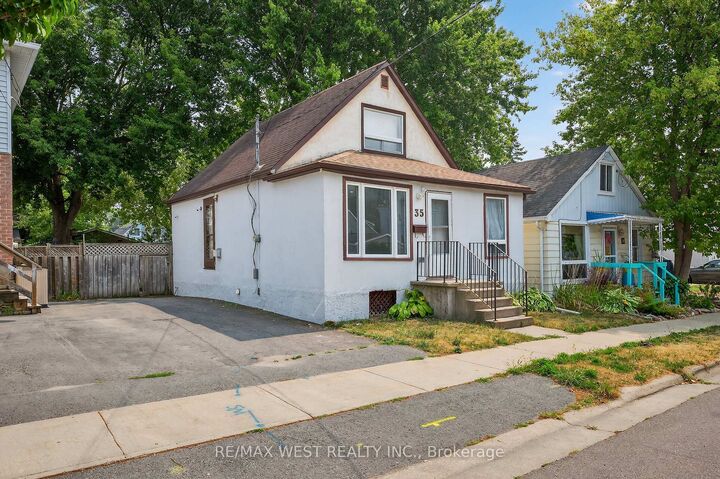 Property Photo:  35 Kingscourt Avenue  ON K7K 4N6 