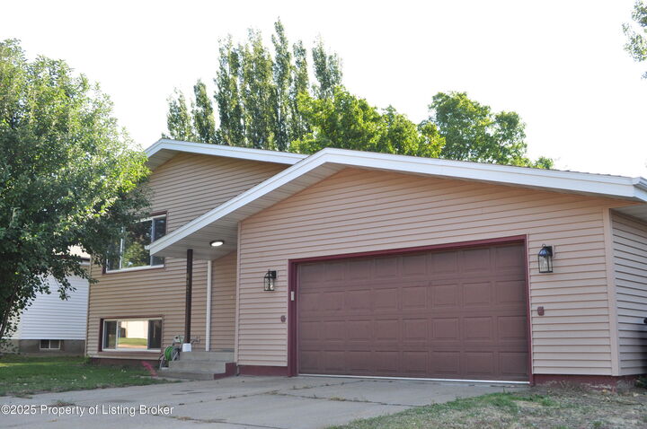 832 Elm Avenue  Dickinson ND 58601 photo