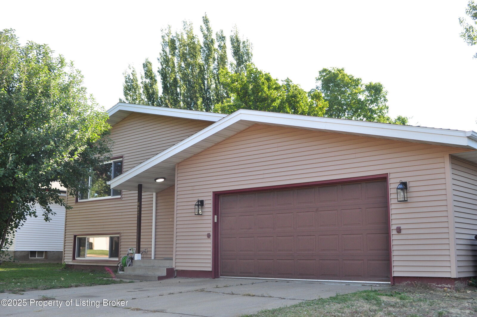 Property Photo: 832 Elm Avenue ND 58601