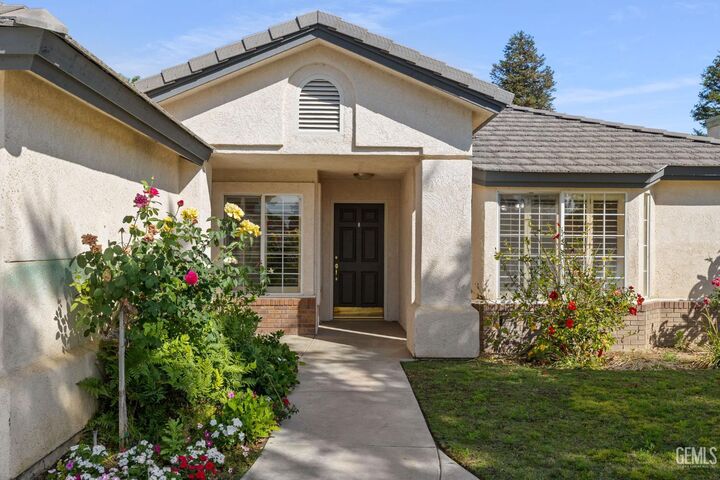 Property Photo: 631 Faversham Way CA 93311