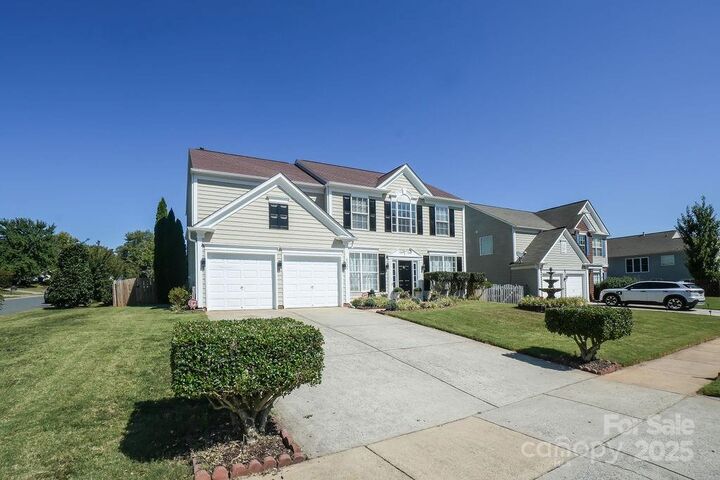 Property Photo: 8727 Fieldcroft Drive NC 28277