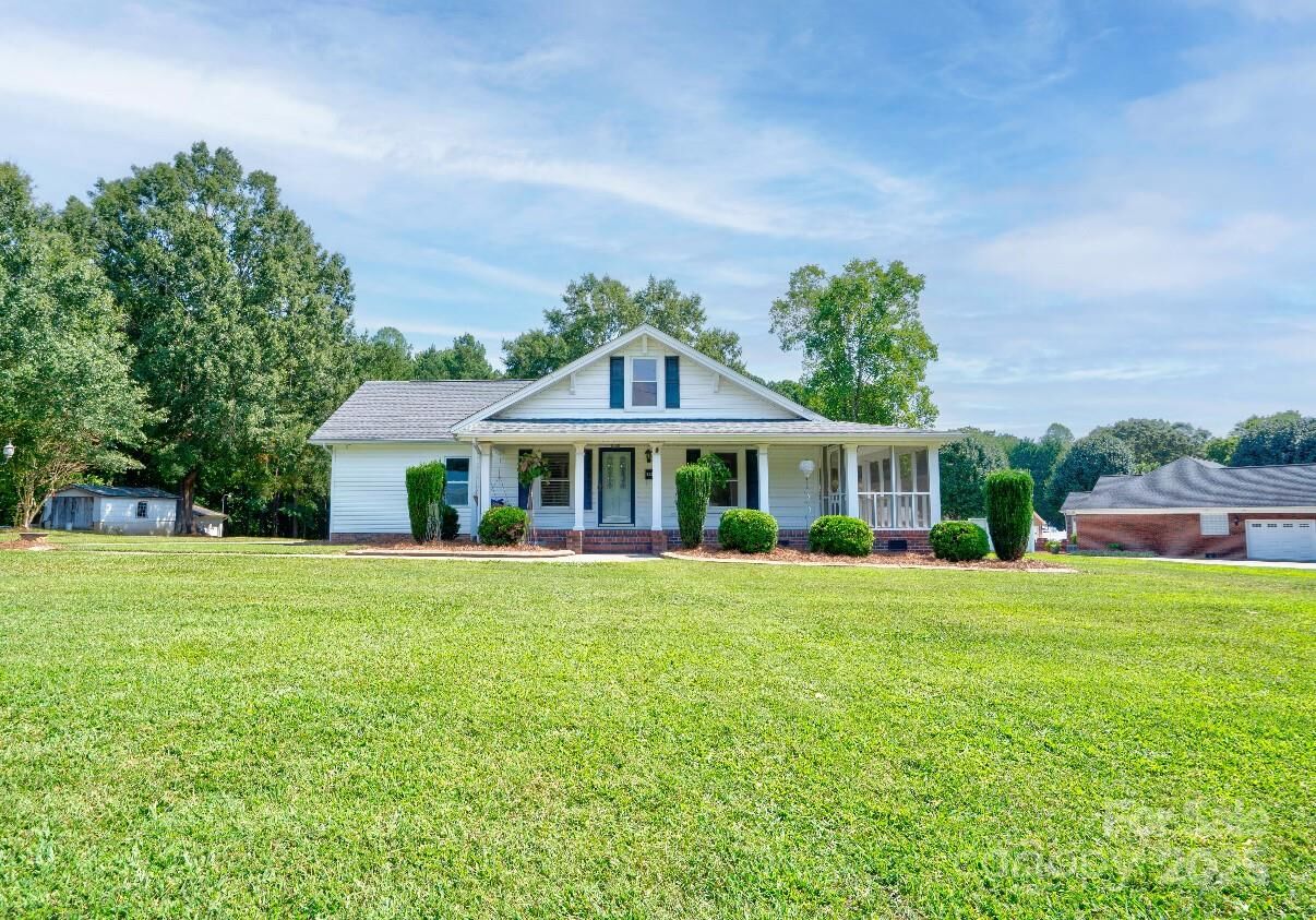 Property Photo:  913 E Academy Street  NC 28021 