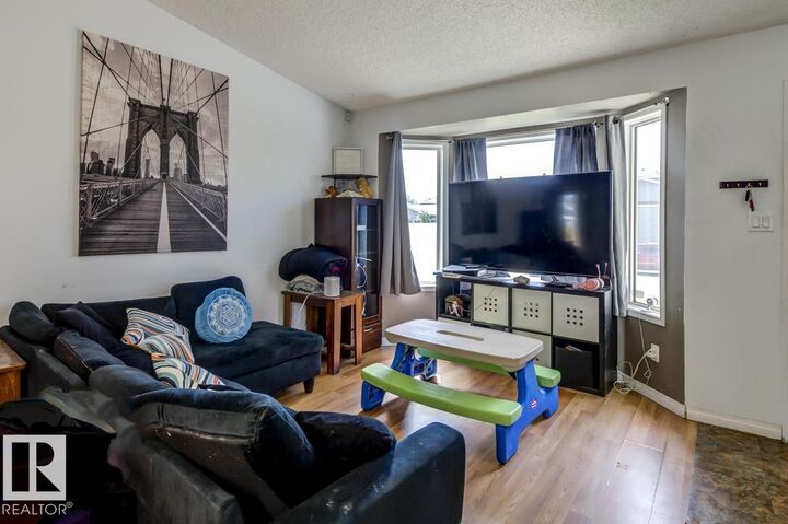 Photo de la propriété:  1920 152 Avenue NW  AB T5R 2R7 