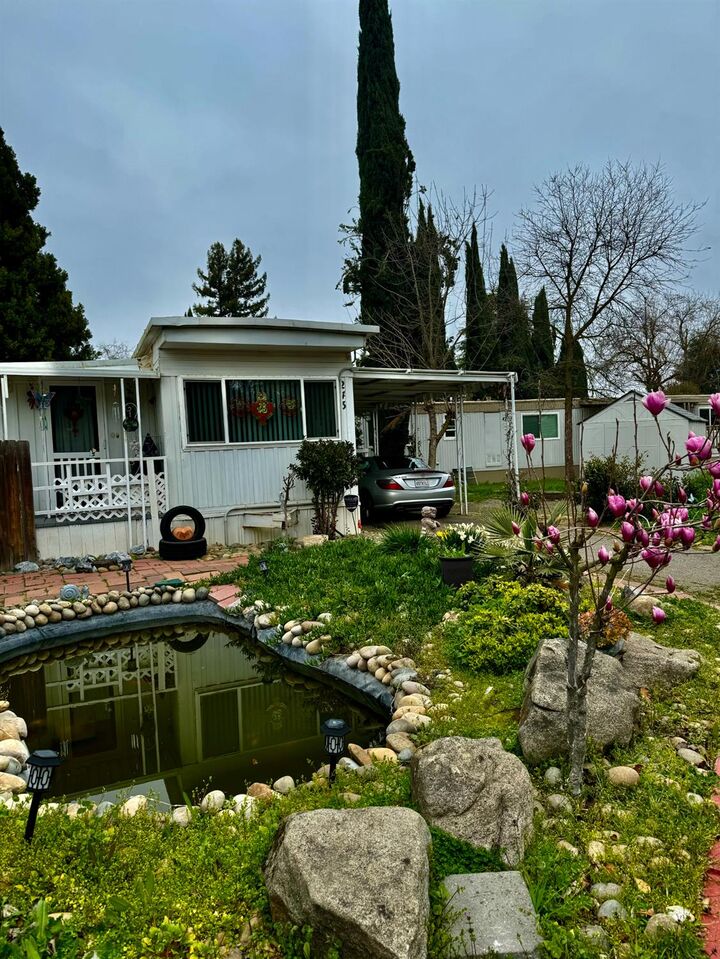 Property Photo: 9360 N Blackstone Avenue 243 CA 93720