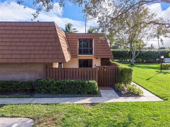 Property Photo: 825 Center St 4 A FL 33458