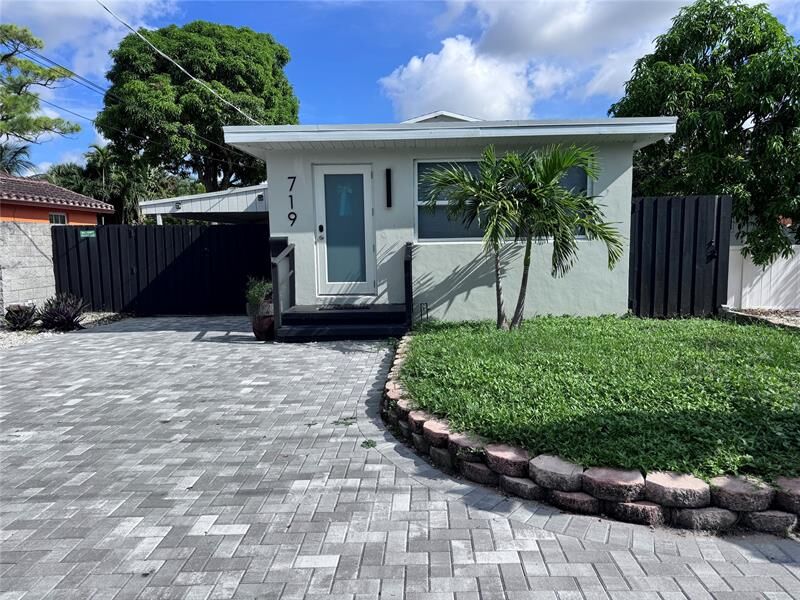 Property Photo: 719 NE 38th St FL 33334