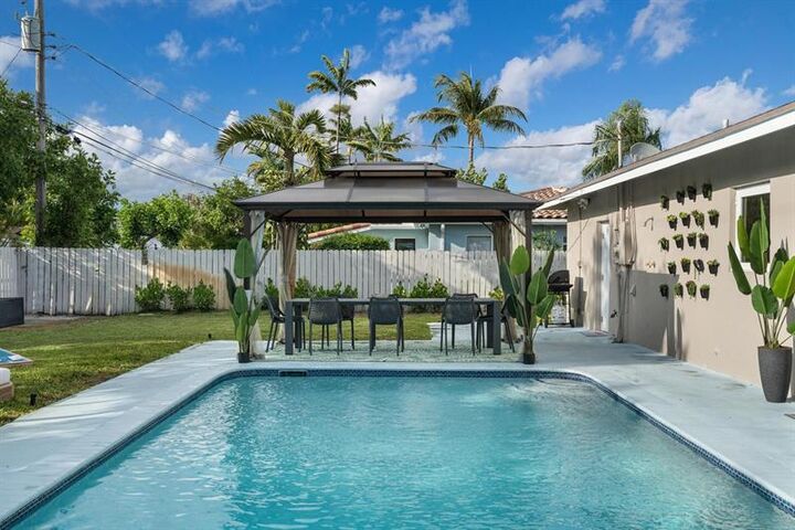 Property Photo: 5701 NE 16th Ave FL 33334