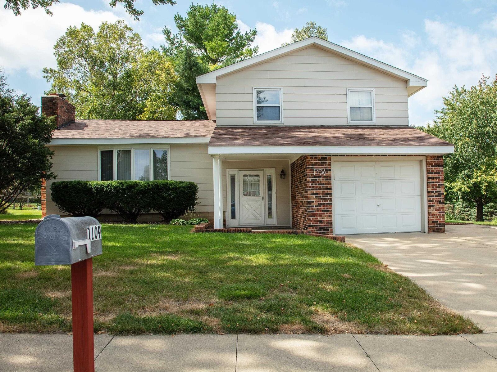 Property Photo:  1109 5th St NW  IA 50677 