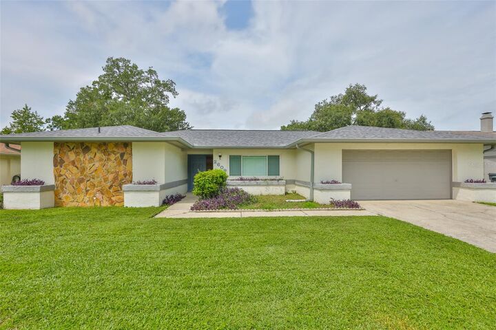 Property Photo: 2609 Giant Place FL 33584