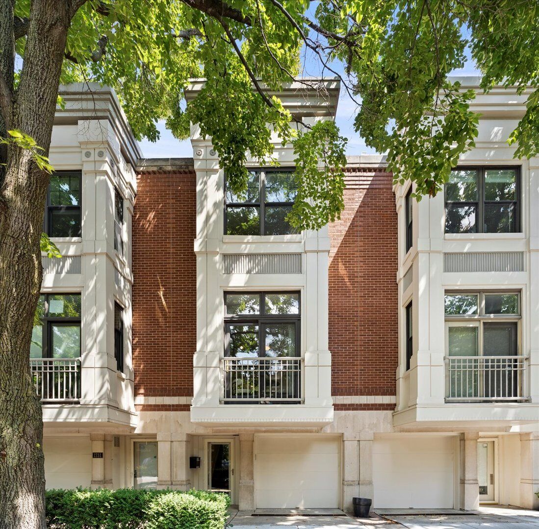 Property Photo: 1729 N Bissell Street IL 60614