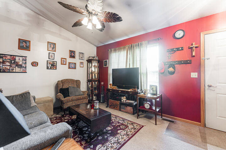 Property Photo:  918 Janet Street  IL 60178 