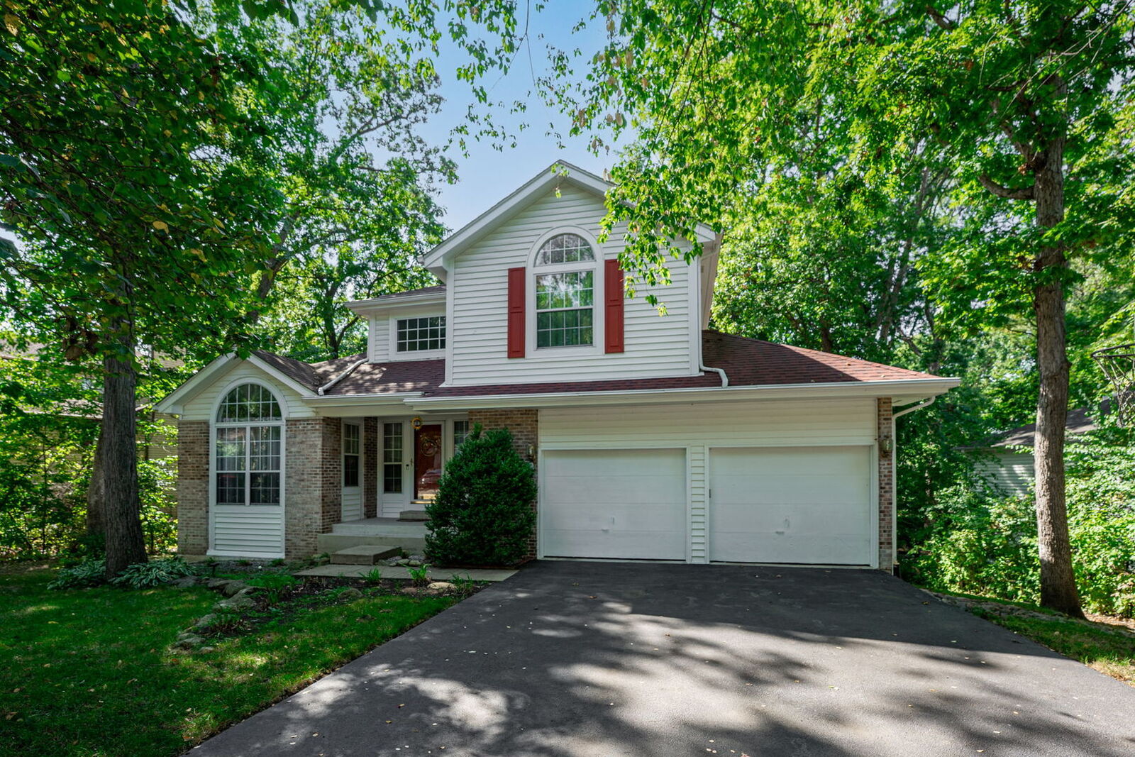 Property Photo: 1108 Oak Ridge Drive IL 60107