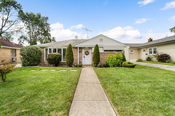 Property Photo: 930 S 3rd Avenue IL 60016