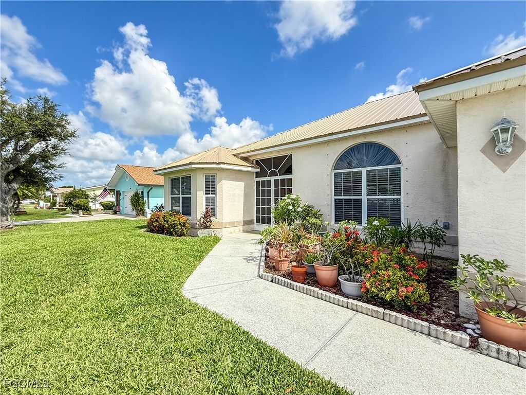 Property Photo: 1507 SE 25th Terrace FL 33904
