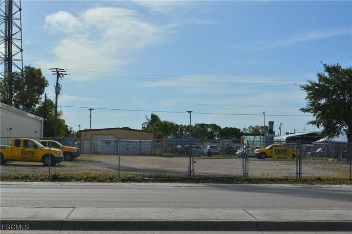 Property Photo:  929 Country Club Boulevard  FL 33990 