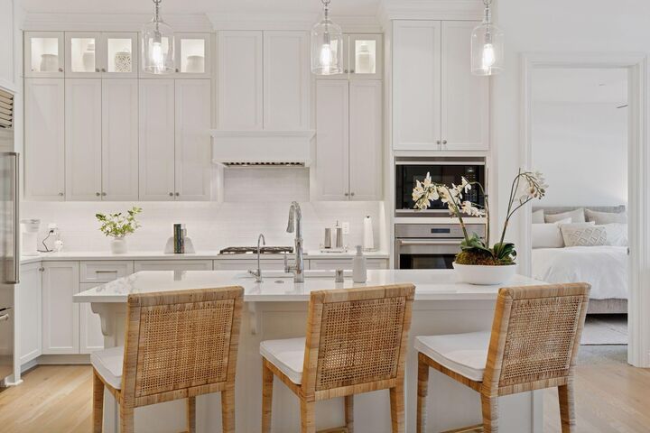 Property Photo:  935 Lake Street E 208  MN 55391 