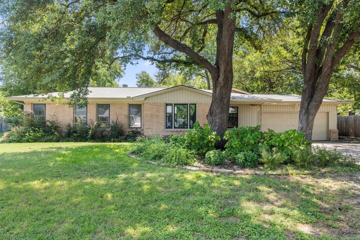 Property Photo: 7316 Coronet Avenue TX 76180