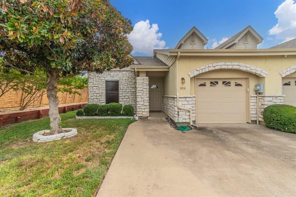 Photo de la propriété:  804 Beechcraft Avenue  TX 75051 
