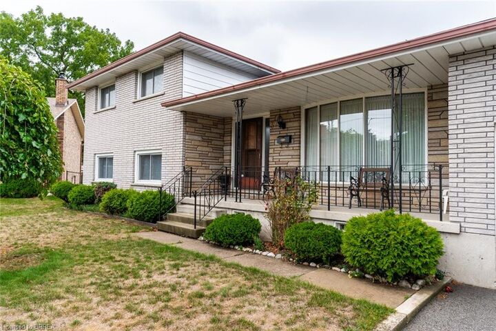 Property Photo: 32 Avondale Crescent ON N3S 4L5