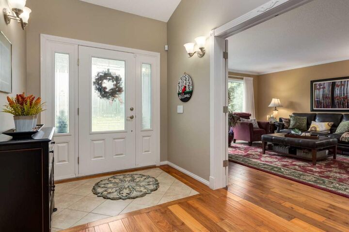 Photo de la propriété:  215 Alandale Place SW  AB T3Z 3L9 