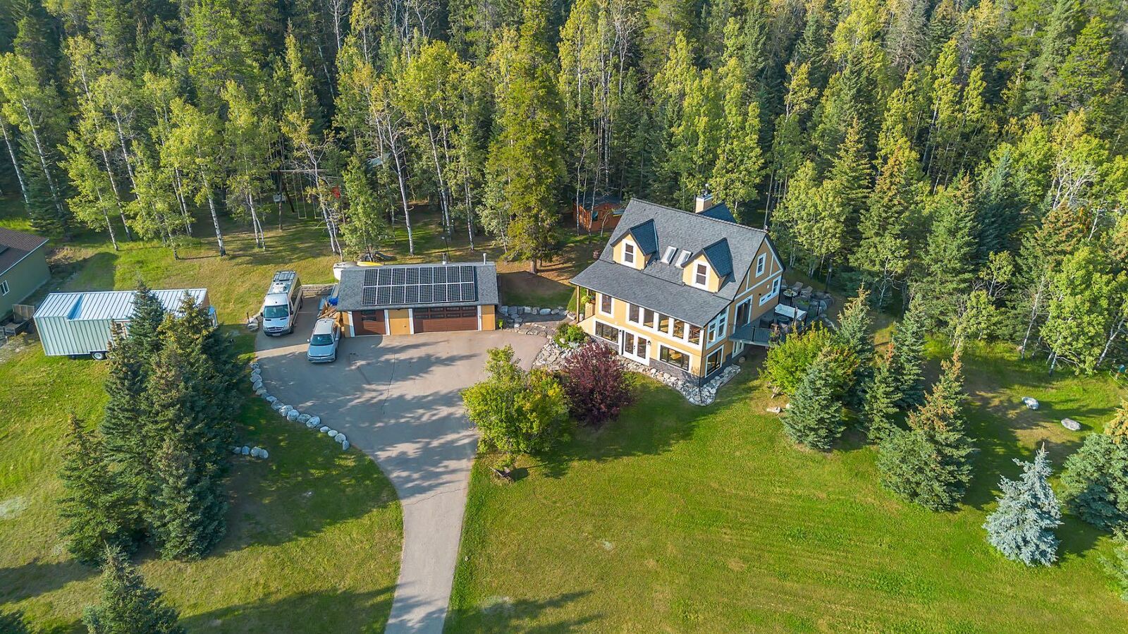 Property Photo: 3 Ghost Country Place AB T4C 1B5