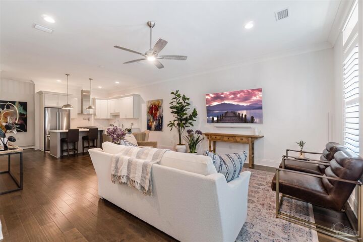 Property Photo:  804 N Baylen St  FL 32502 
