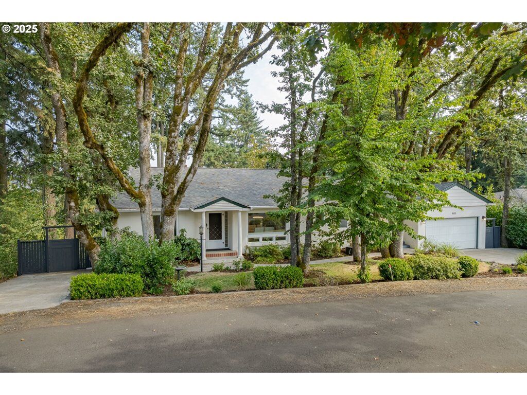 Property Photo: 1655 Prospect Dr OR 97403