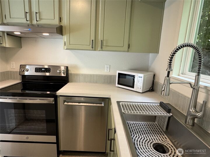 Property Photo:  2945  76th Avenue SE 7A  WA 98040 