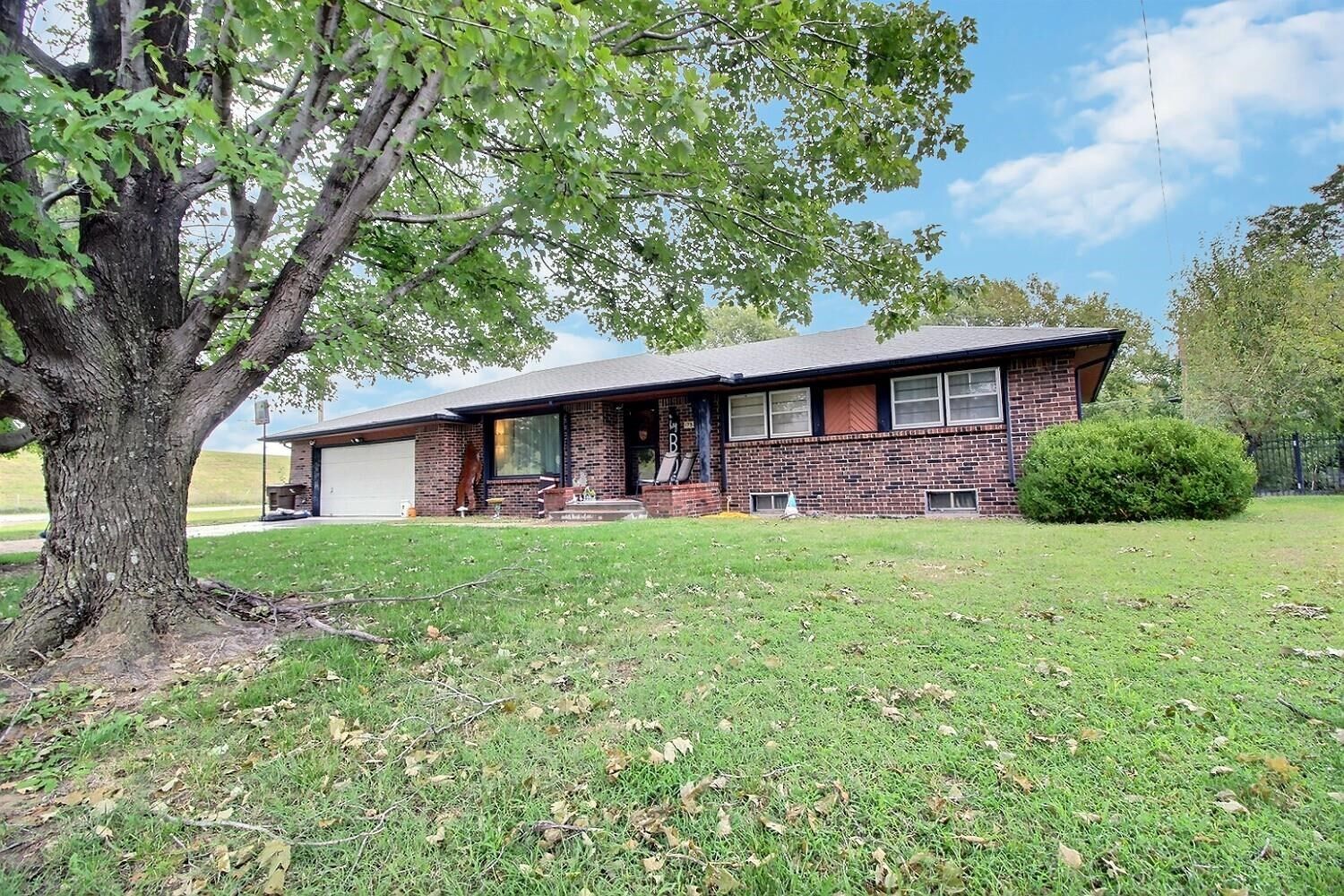 Property Photo: 1752 N West Lynn KS 67212