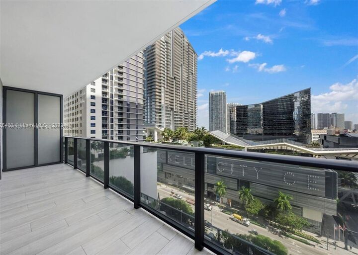 Property Photo: 45 SW 9th 1110 FL 33130