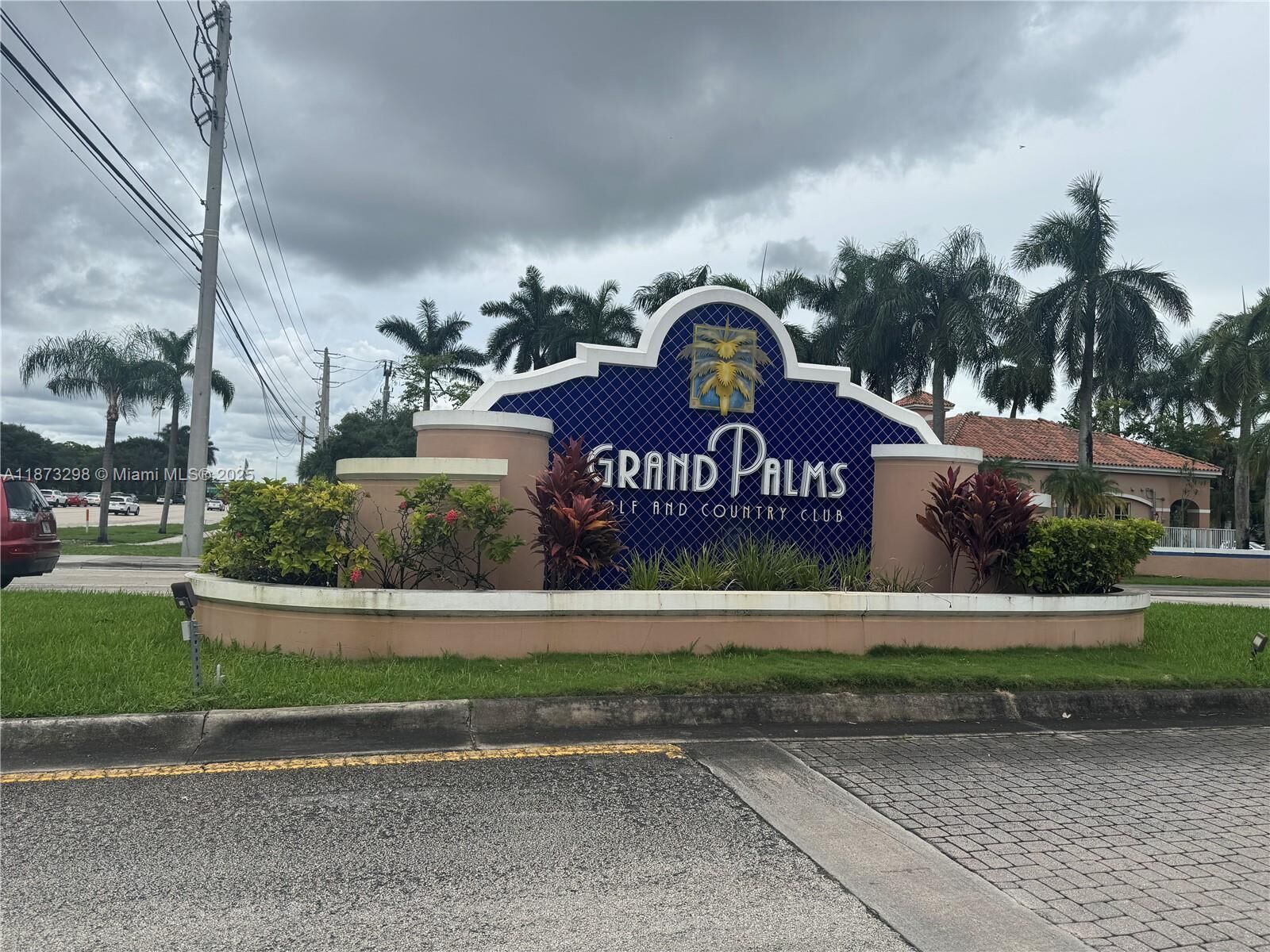 Property Photo: 1400 W Lacosta Dr W FL 33027