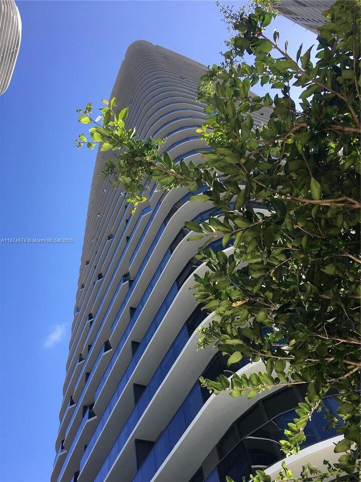 Property Photo:  55 SW 9th Street 3905  FL 33130 