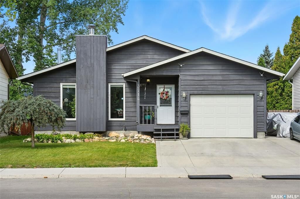 Property Photo:  3714 Fairlight Drive  SK S7M 4T5 