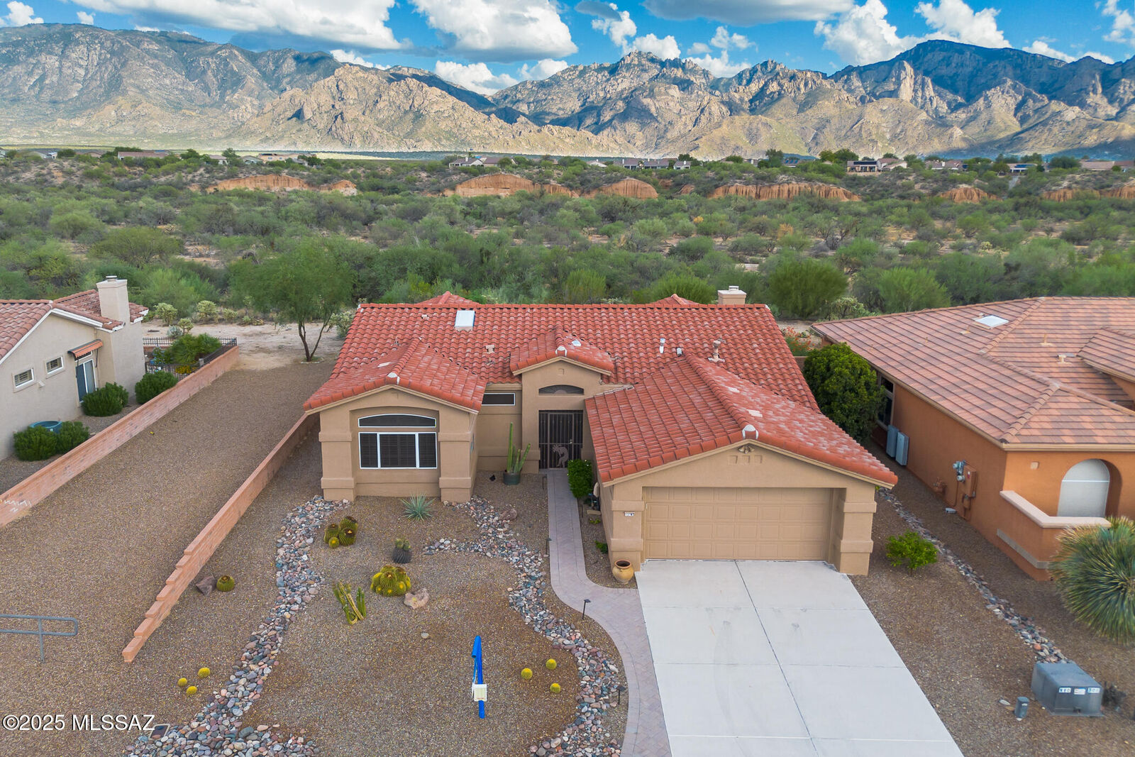 Property Photo: 13782 N Lobelia Way AZ 85755