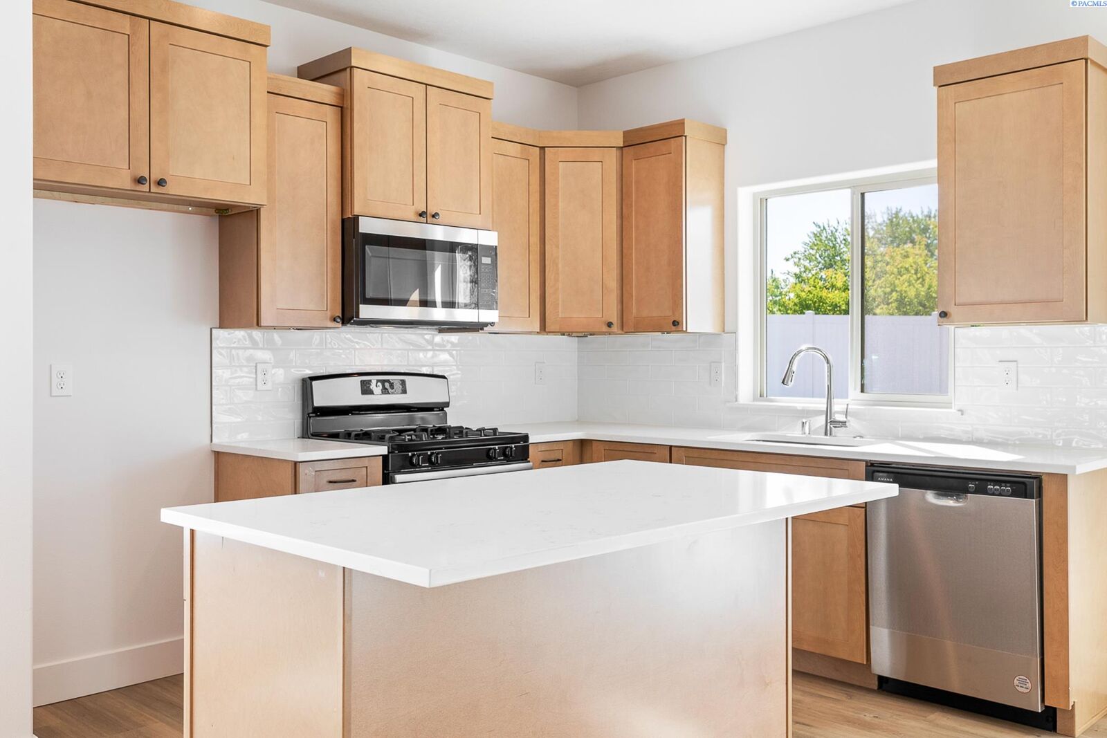 Property Photo: 1096 S Underwood Pl WA 99337