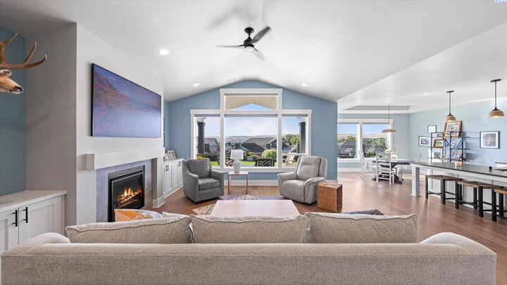 Property Photo: 407 Ventus St WA 99352
