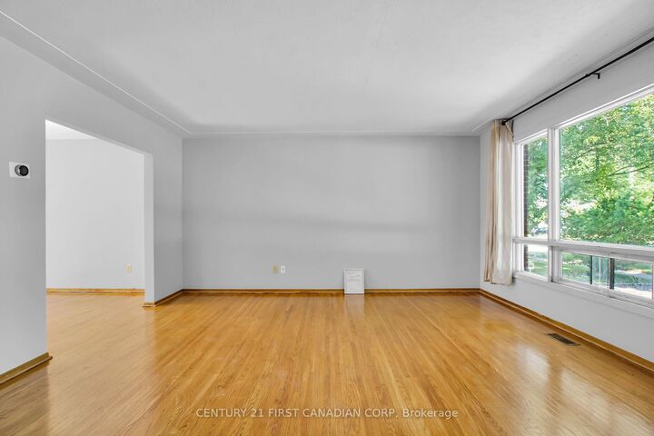 Property Photo:  185 Taylor Street  ON N5Y 2J3 