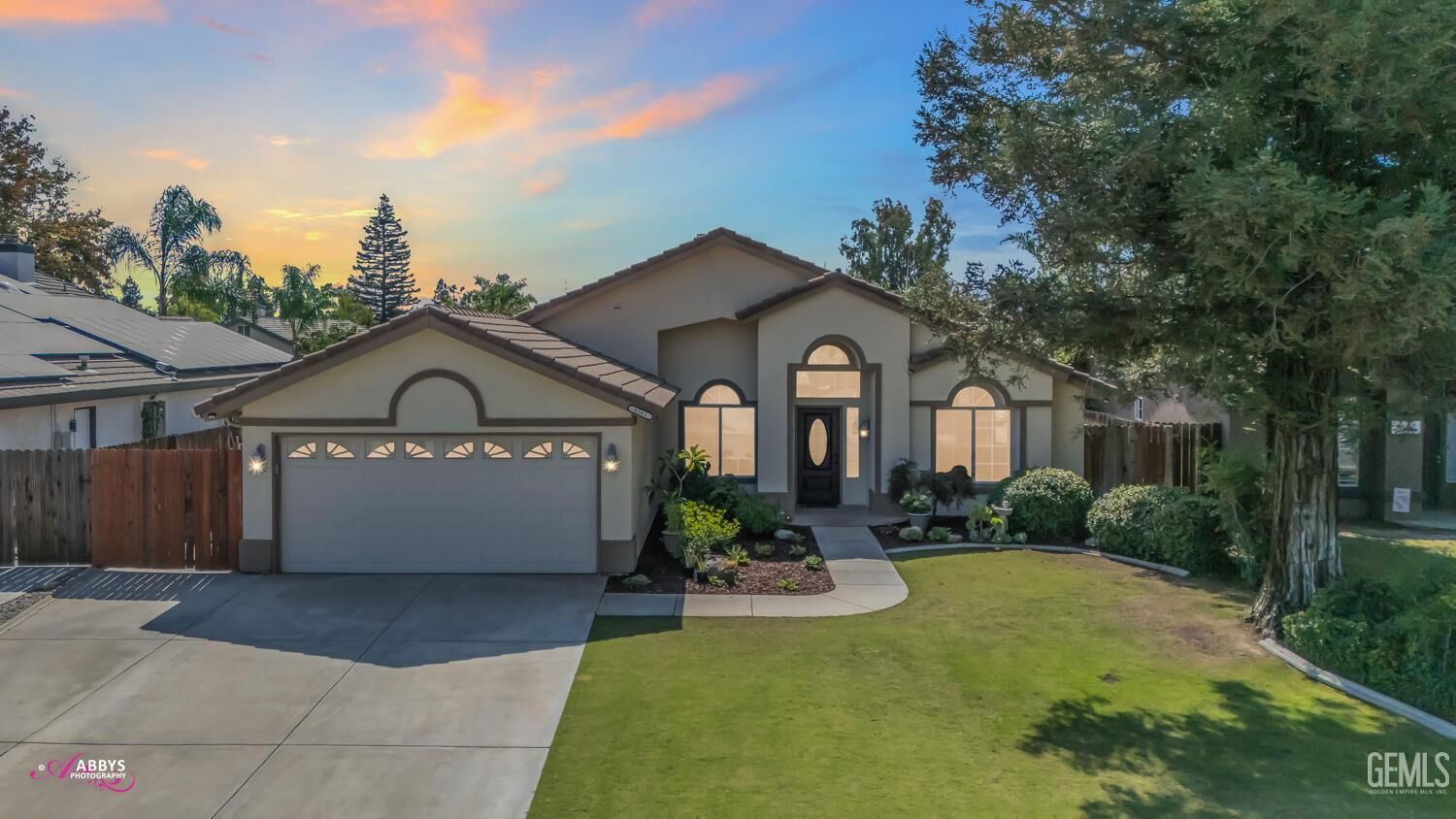 Property Photo:  8503 Sun Harbor Drive  CA 93312 