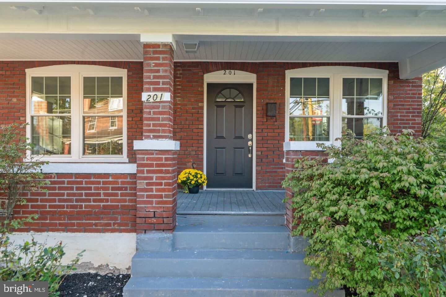 Property Photo:  201 Parkway Street  VA 22601 