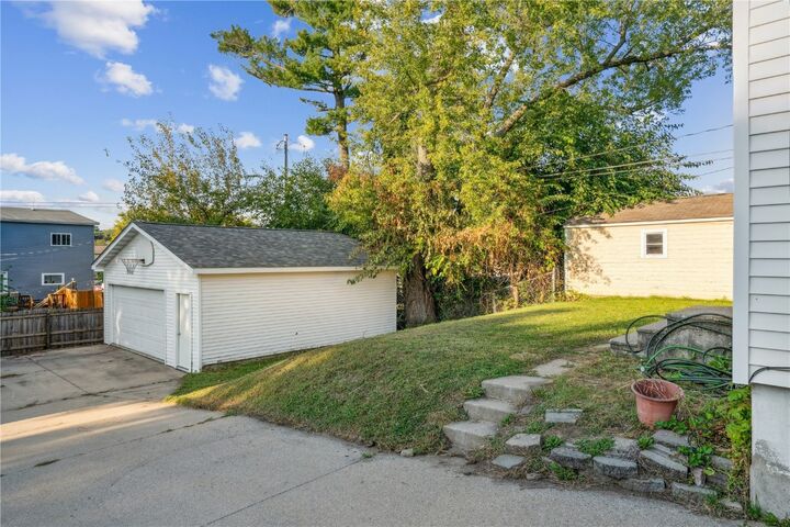 Property Photo:  3223 Mound Ave  IA 52405 