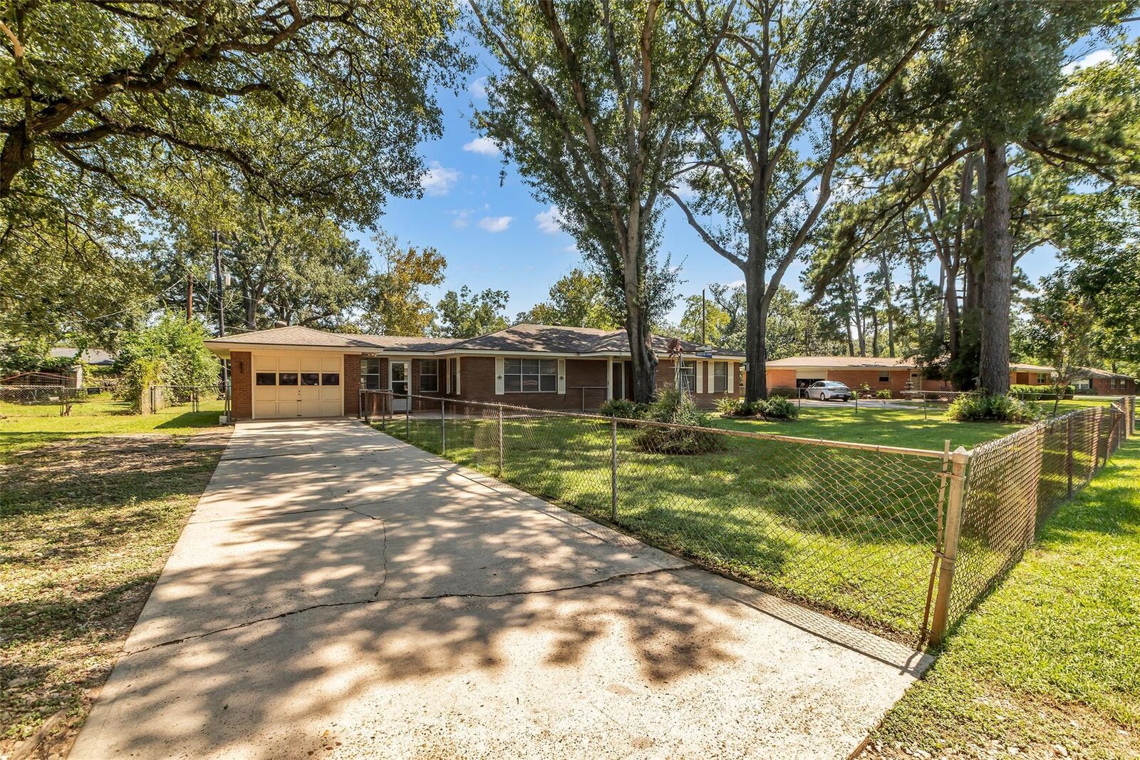 Property Photo: 403 Roxanne Street TX 77375