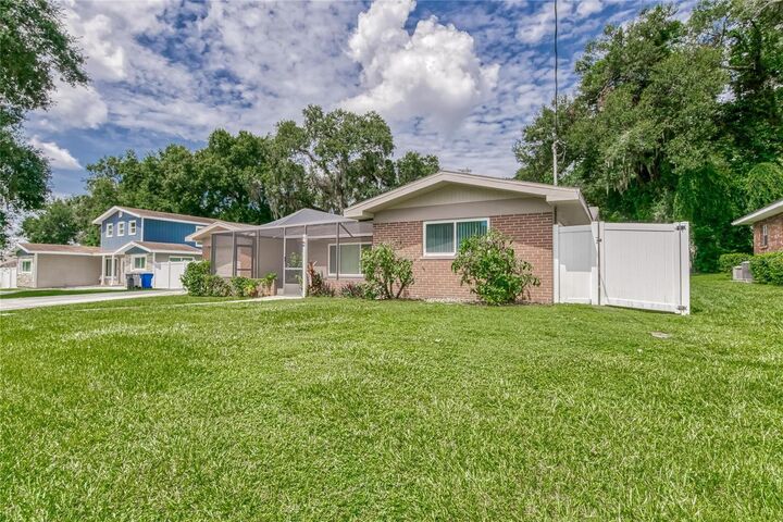Property Photo:  207 Glendale Drive  FL 33511 