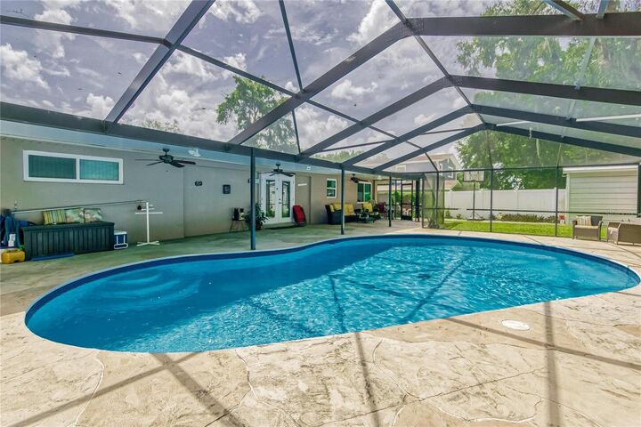 Property Photo:  207 Glendale Drive  FL 33511 