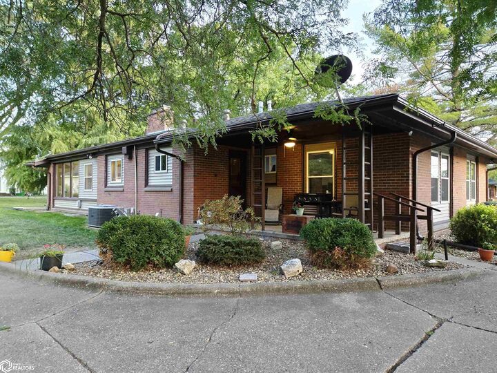 Property Photo:  2826 Sunnyside Avenue  IA 52601