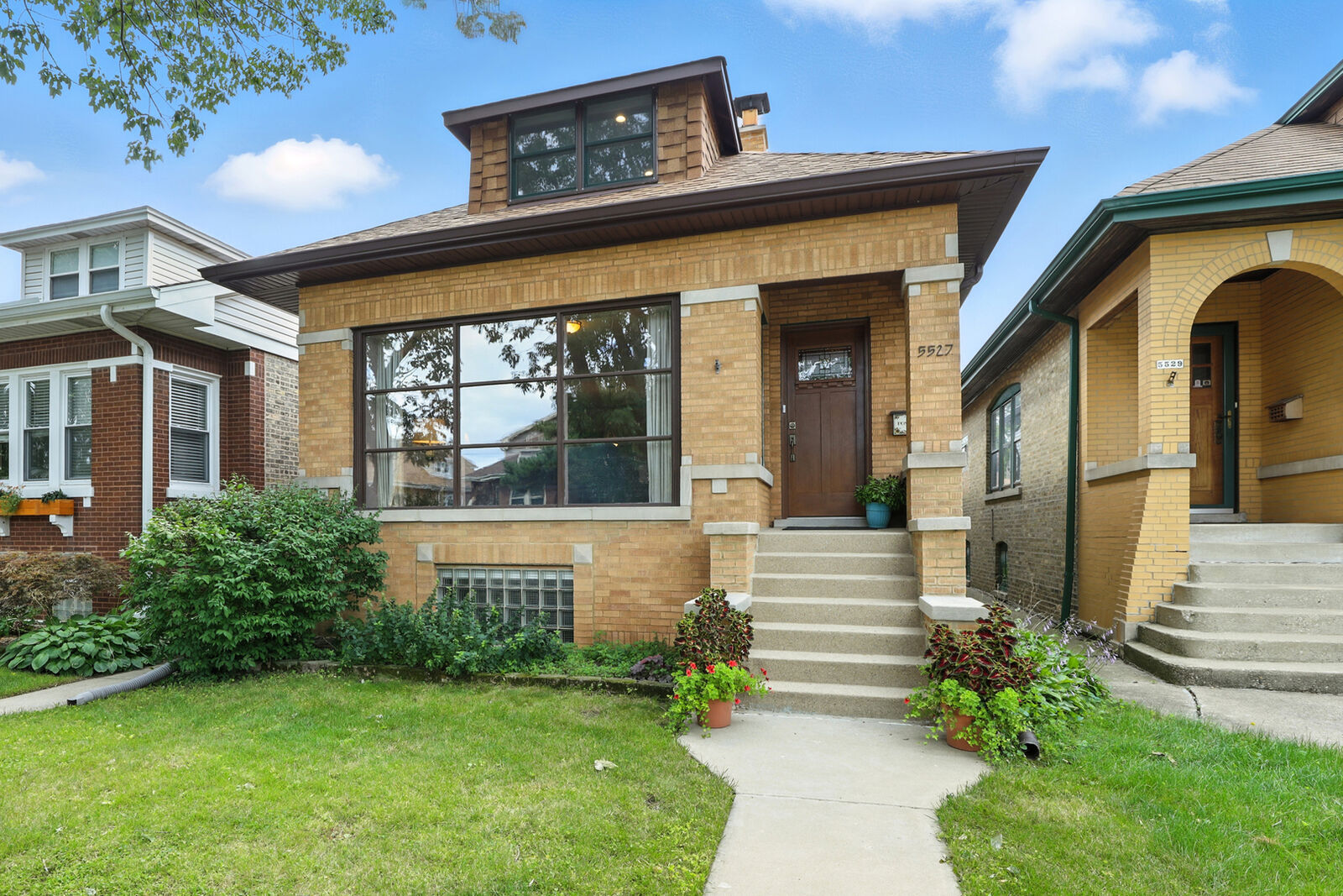 Property Photo: 5527 W Pensacola Avenue IL 60641
