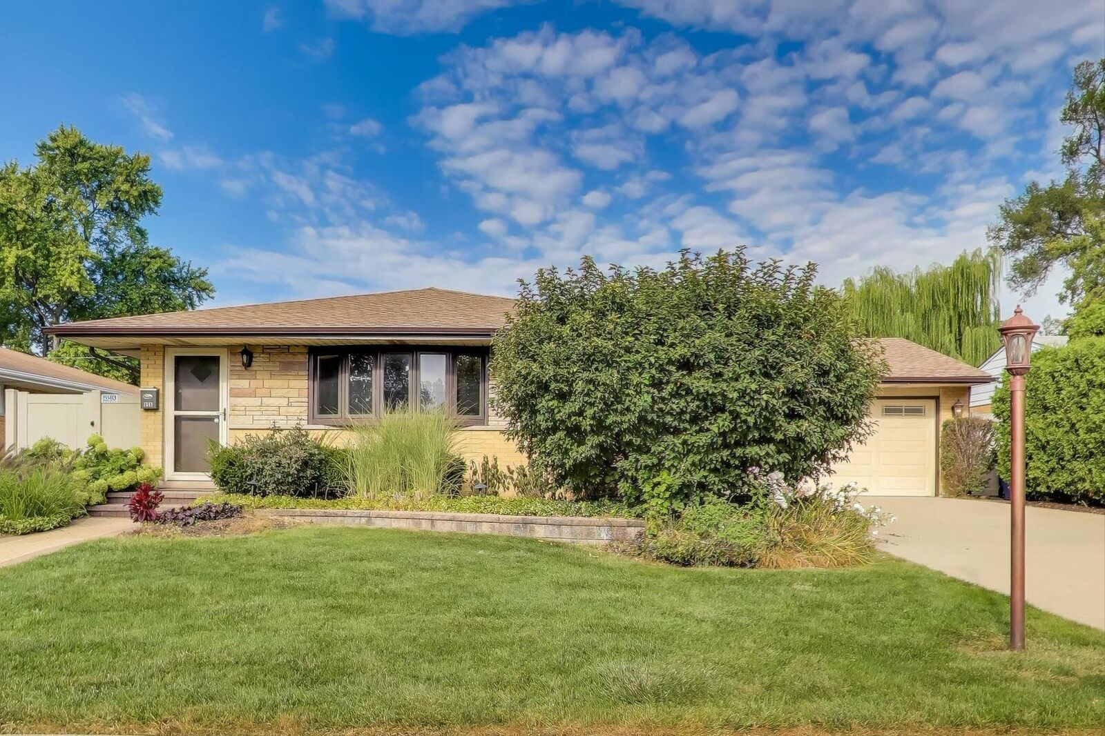 Property Photo: 656 Jon Lane IL 60016